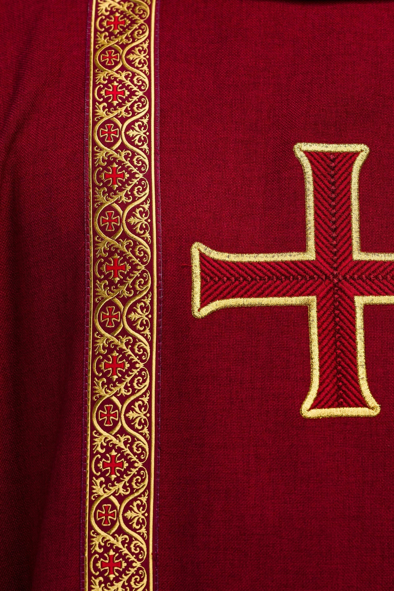 Casula litúrgica vermelha com cruz bordada e faixas jacquard