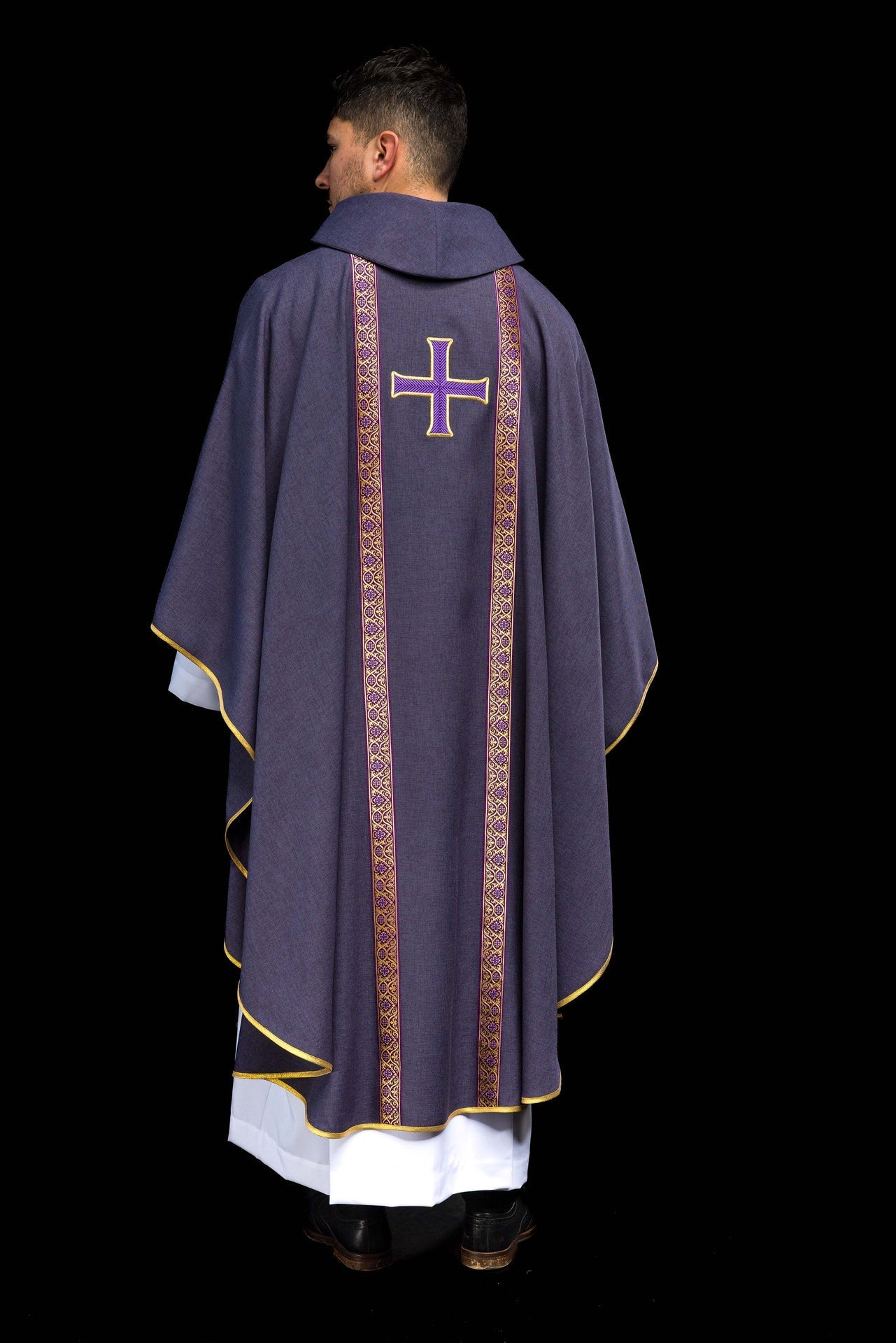 Casula litúrgica roxa com cruz bordada e galões de brocado - chasubles.com.br