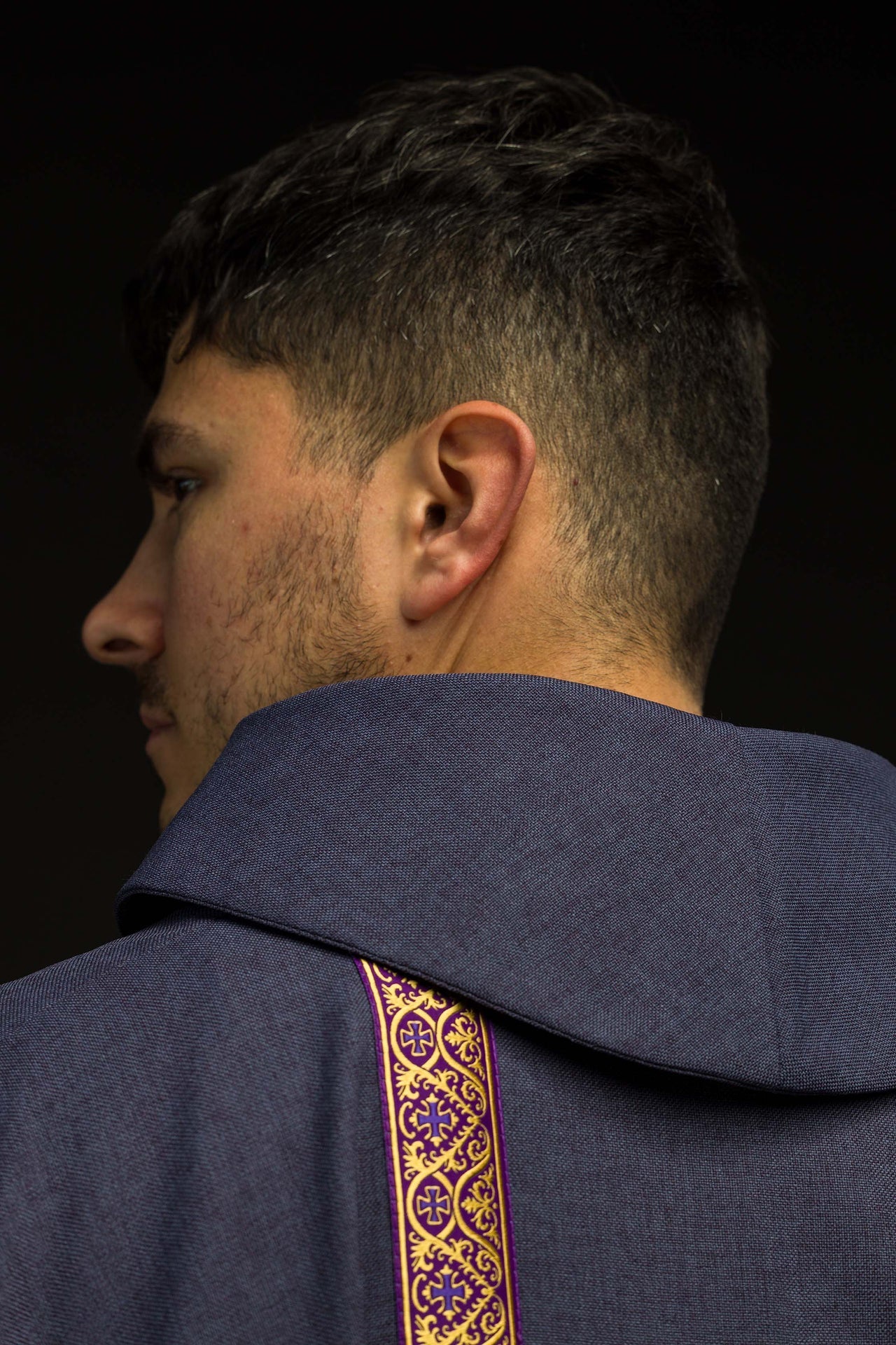 Casula litúrgica roxa com cruz bordada e galões de brocado - chasubles.com.br