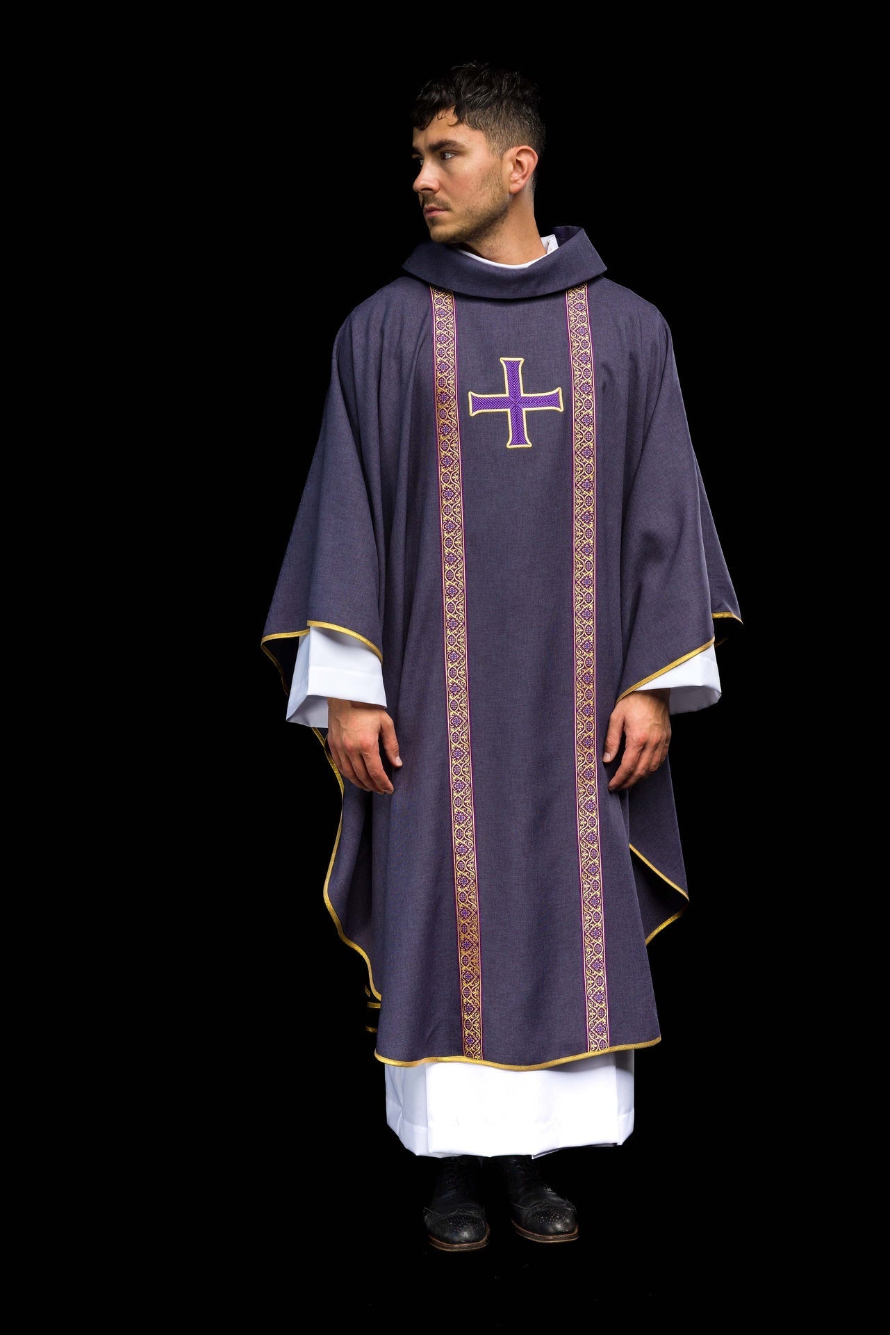 Casula litúrgica roxa com cruz bordada e galões de brocado - chasubles.com.br