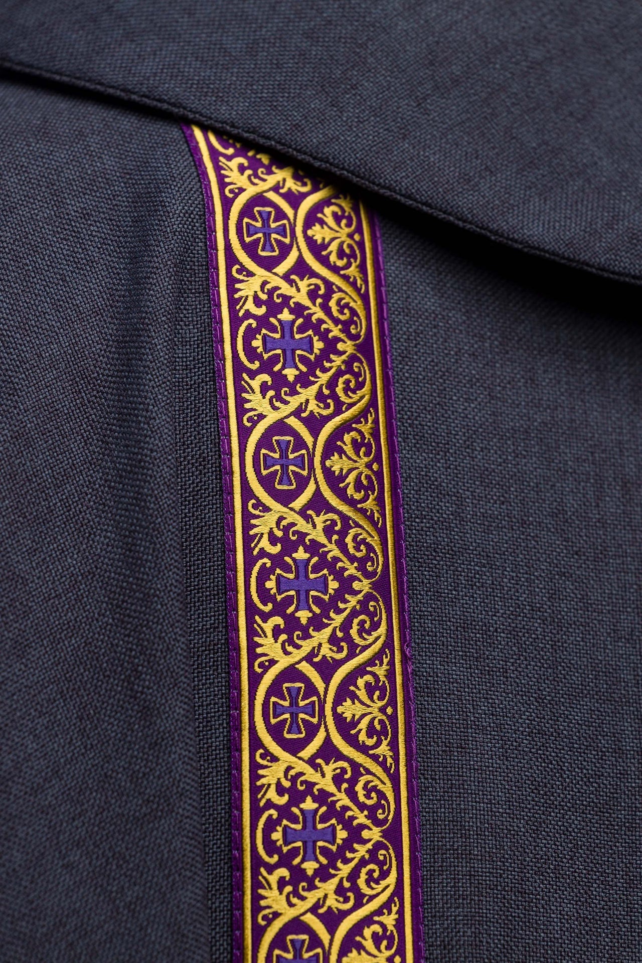 Casula litúrgica roxa com cruz bordada e galões de brocado - chasubles.com.br