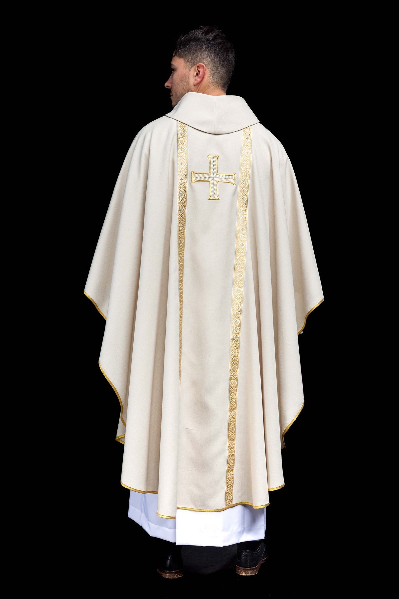 Casula litúrgica creme com cruz bordada e galões de brocado - chasubles.com.br
