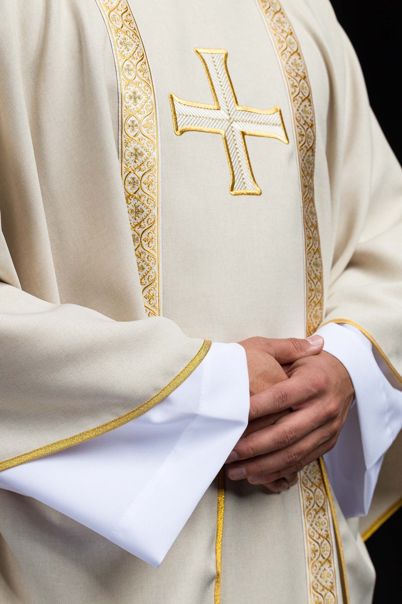 Casula litúrgica creme com cruz bordada e galões de brocado - chasubles.com.br
