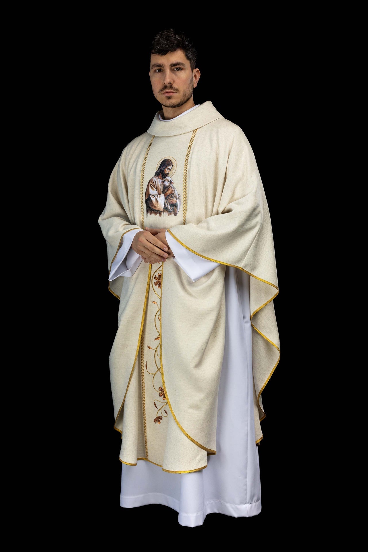 Casula bordada com faixa e imagem de Jesus Bom Pastor com o Cordeiro creme