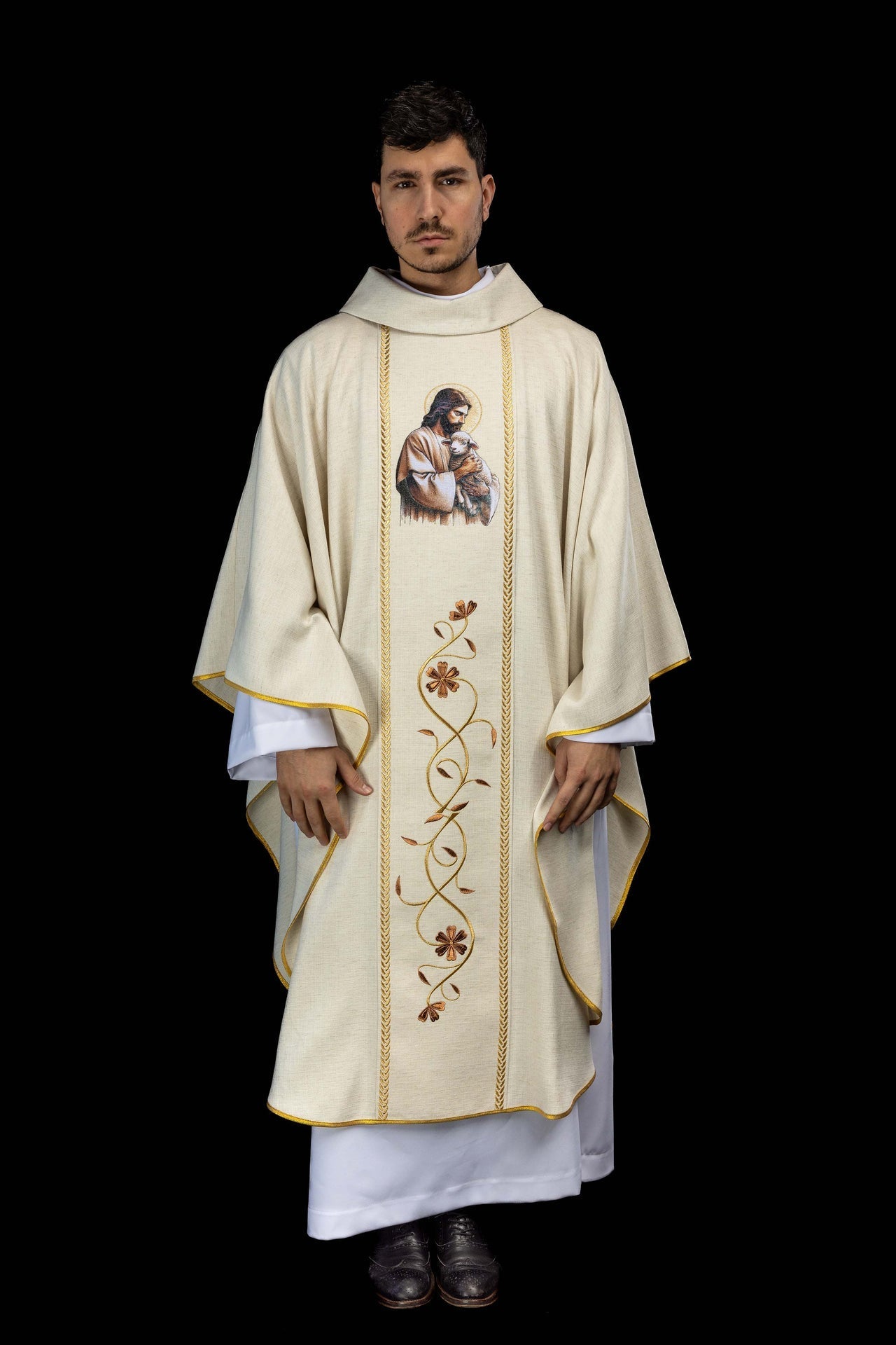 Casula bordada com faixa e imagem de Jesus Bom Pastor com o Cordeiro creme