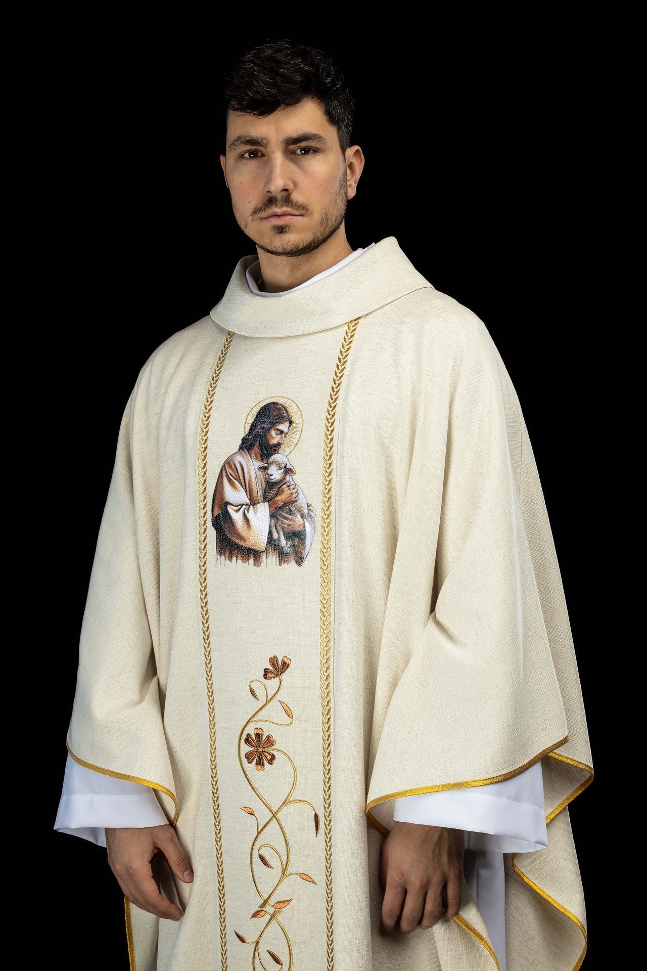 Casula bordada com faixa e imagem de Jesus Bom Pastor com o Cordeiro creme