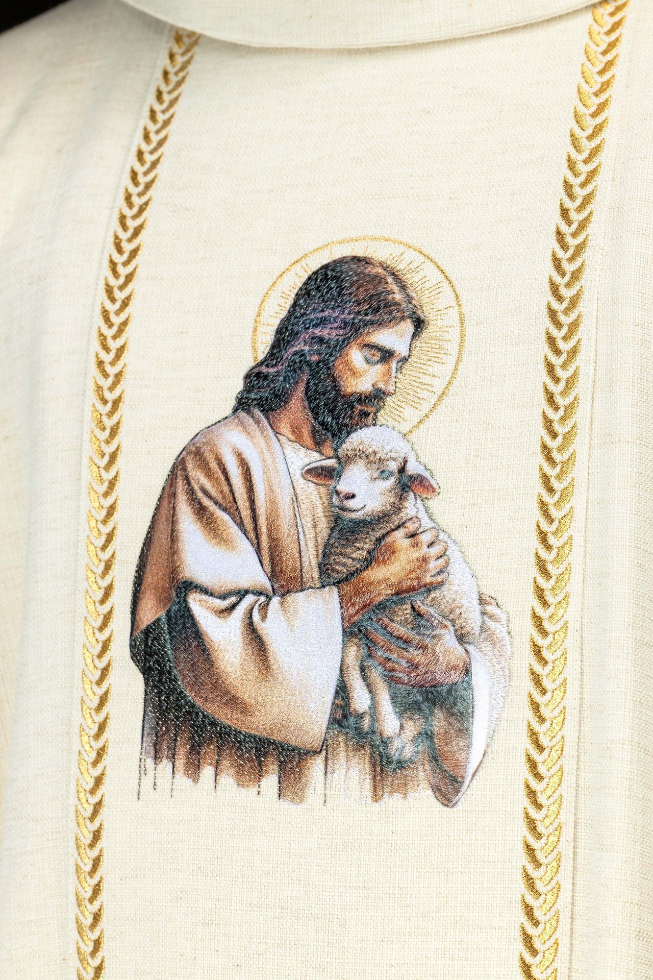 Casula bordada com faixa e imagem de Jesus Bom Pastor com o Cordeiro creme