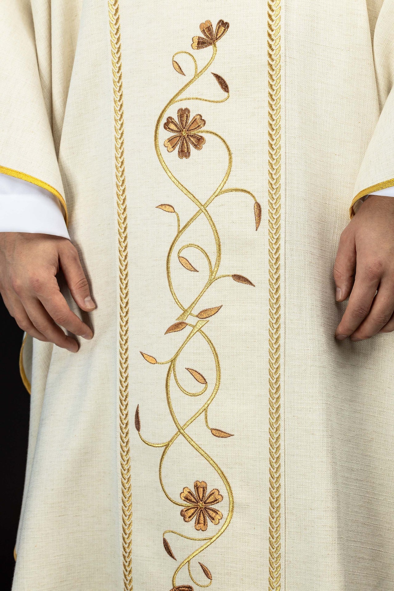 Casula bordada com faixa e imagem de Jesus Bom Pastor com o Cordeiro creme