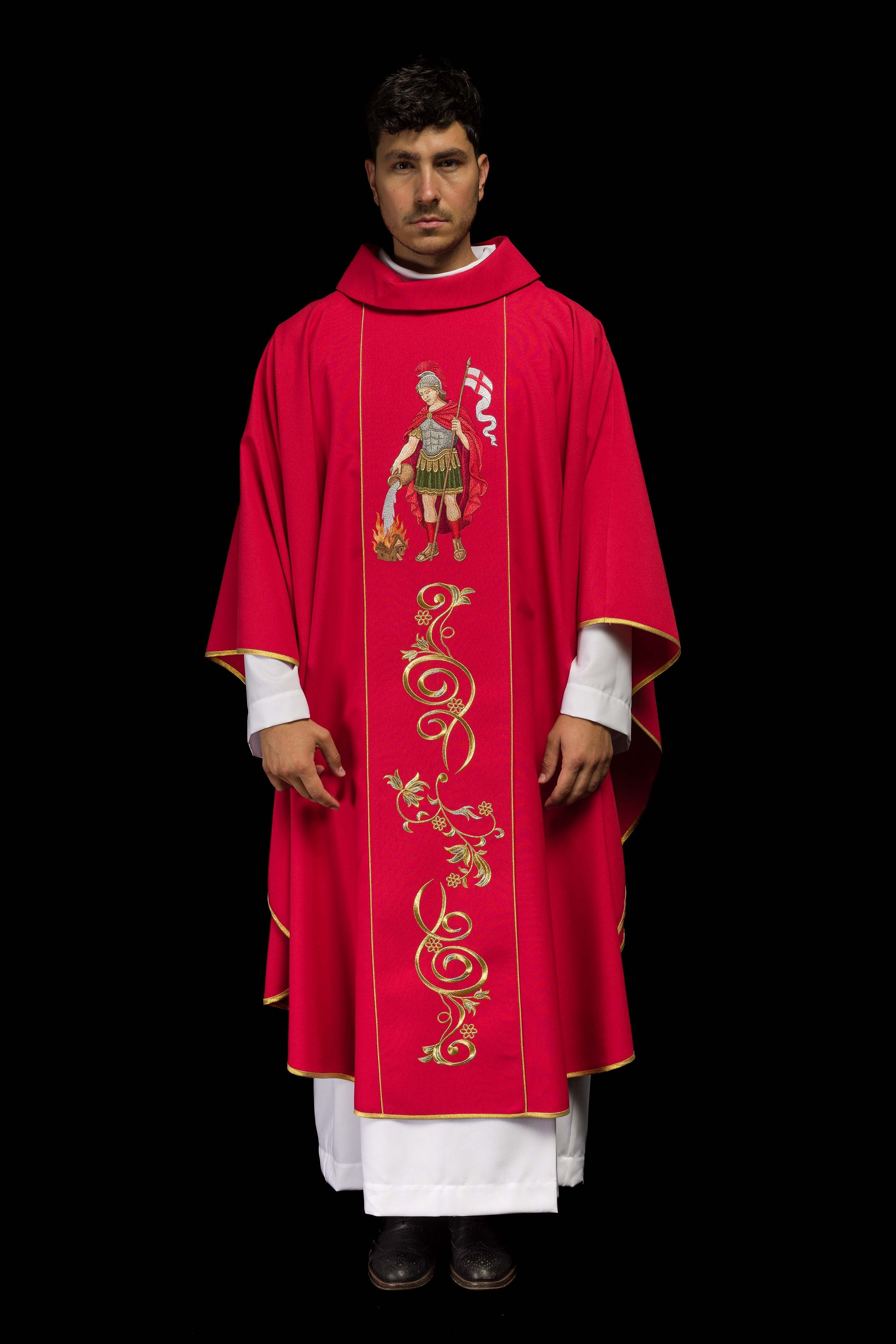 Casula vermelha bordada com imagem de São Floriano - chasubles.com.br