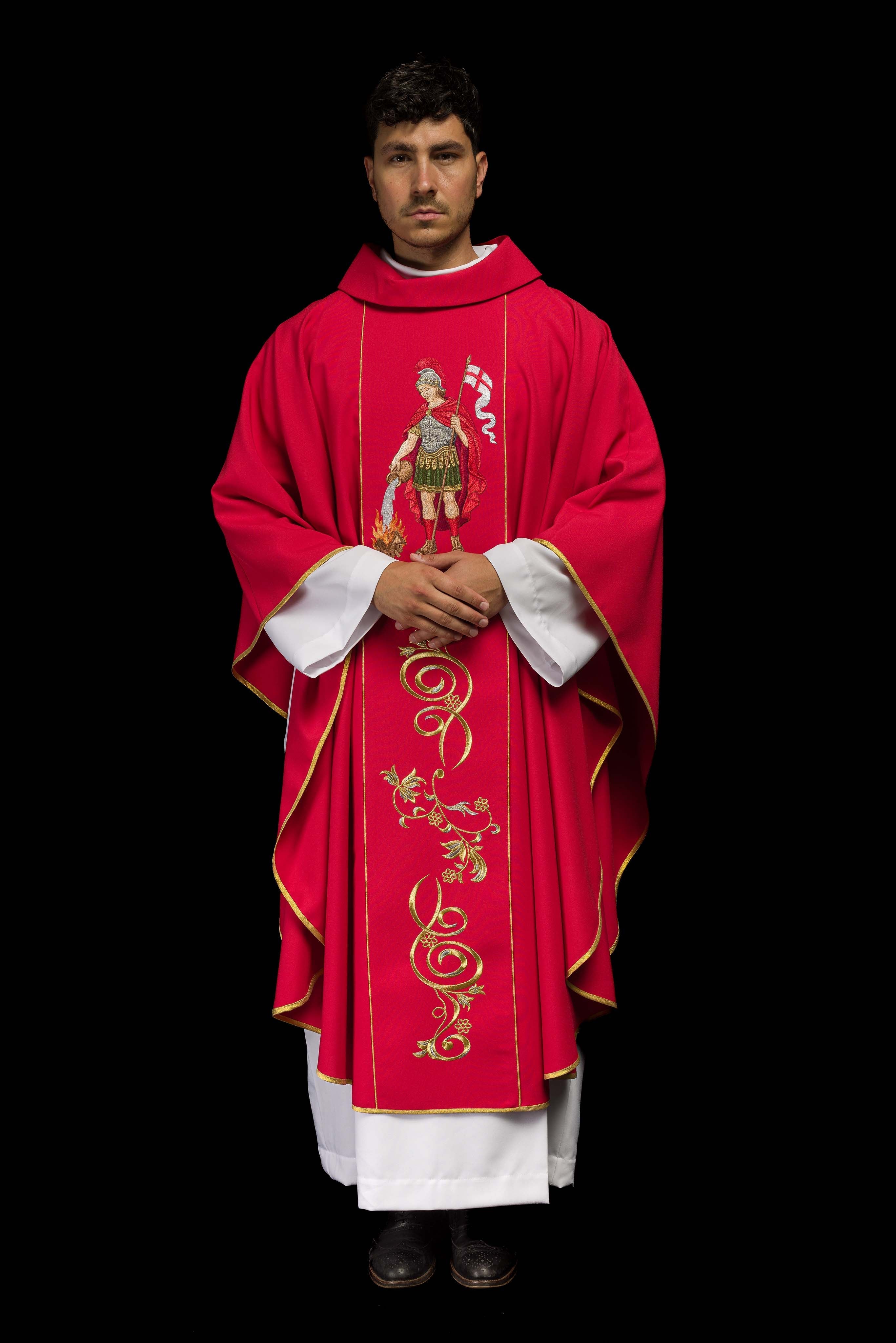 Casula vermelha bordada com imagem de São Floriano - chasubles.com.br