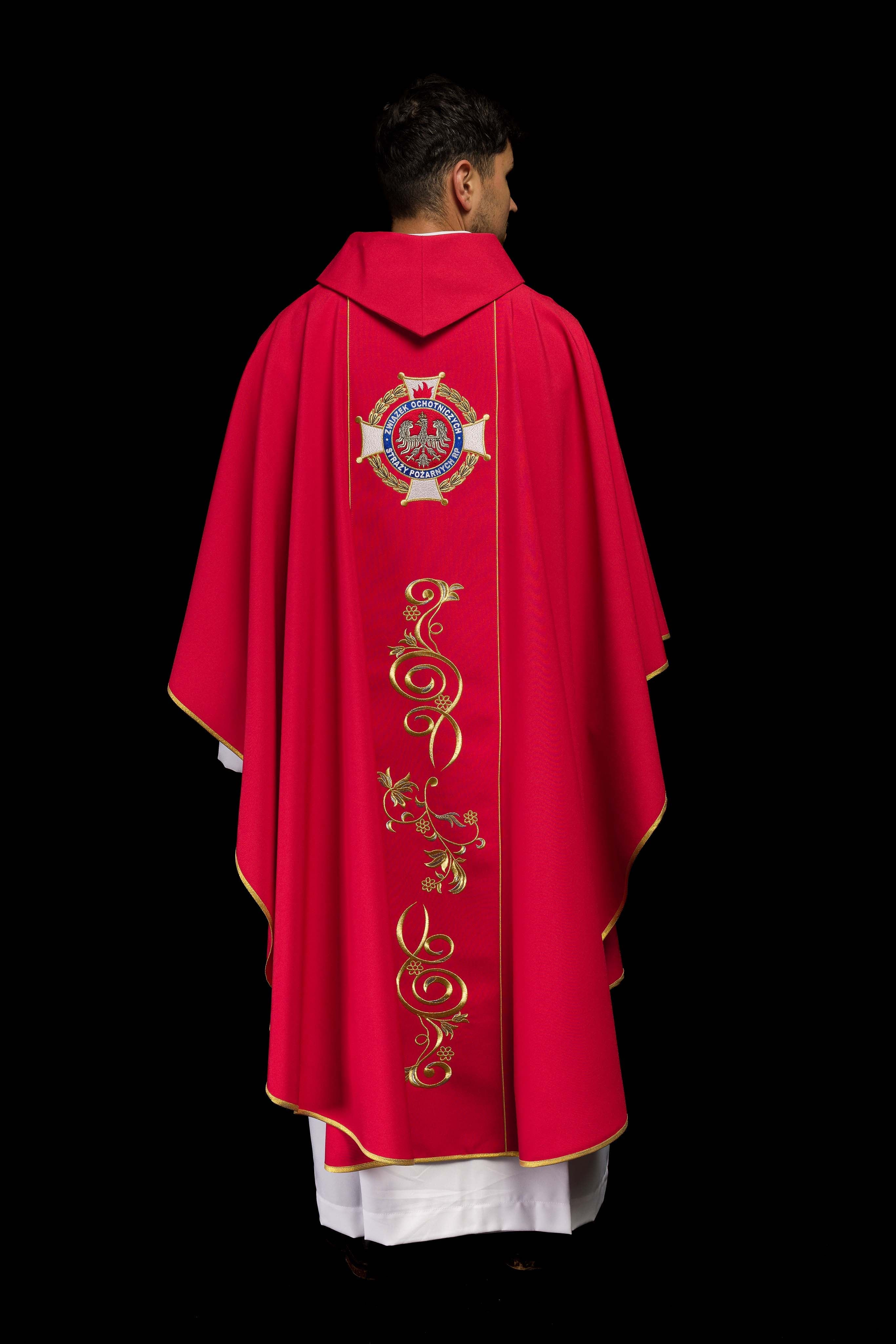 Casula vermelha bordada com imagem de São Floriano - chasubles.com.br