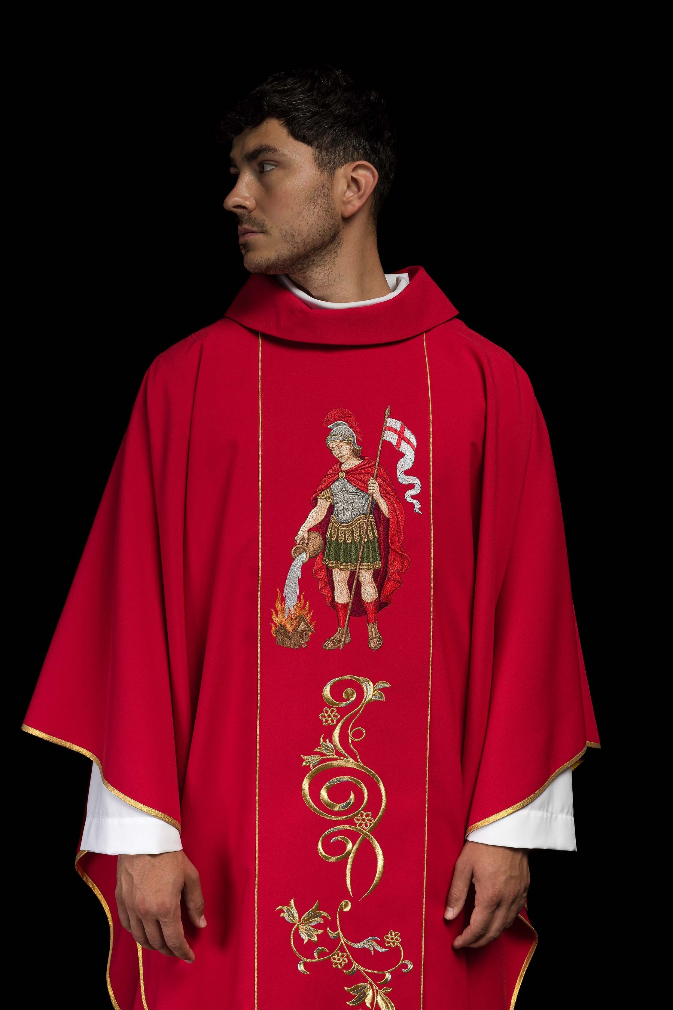 Casula vermelha bordada com imagem de São Floriano - chasubles.com.br