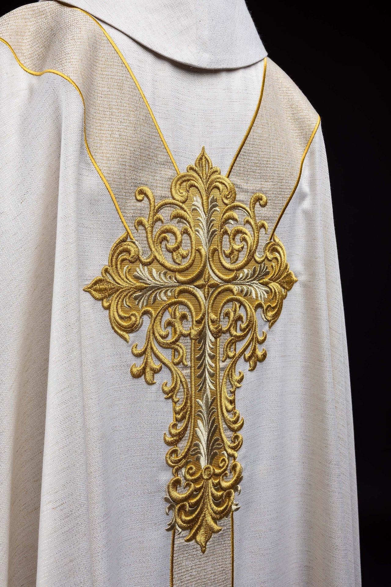 Casula bordada com imagem de Jesus Misericordioso creme