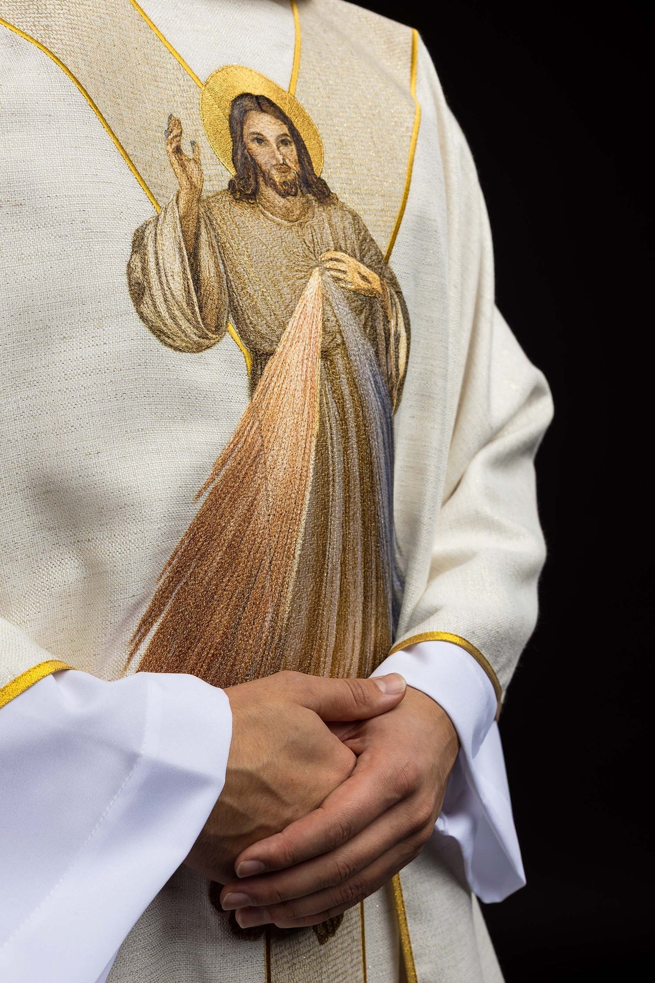 Casula bordada com imagem de Jesus Misericordioso creme