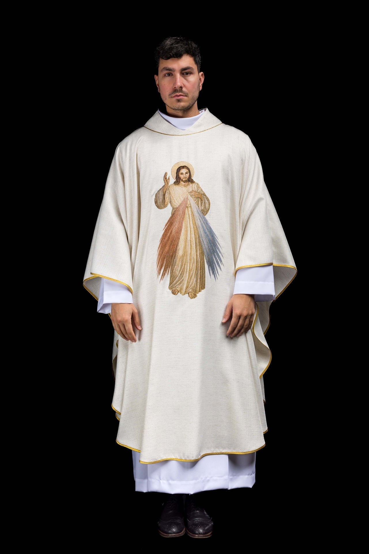 Casula bordada com imagem de Jesus Misericordioso creme