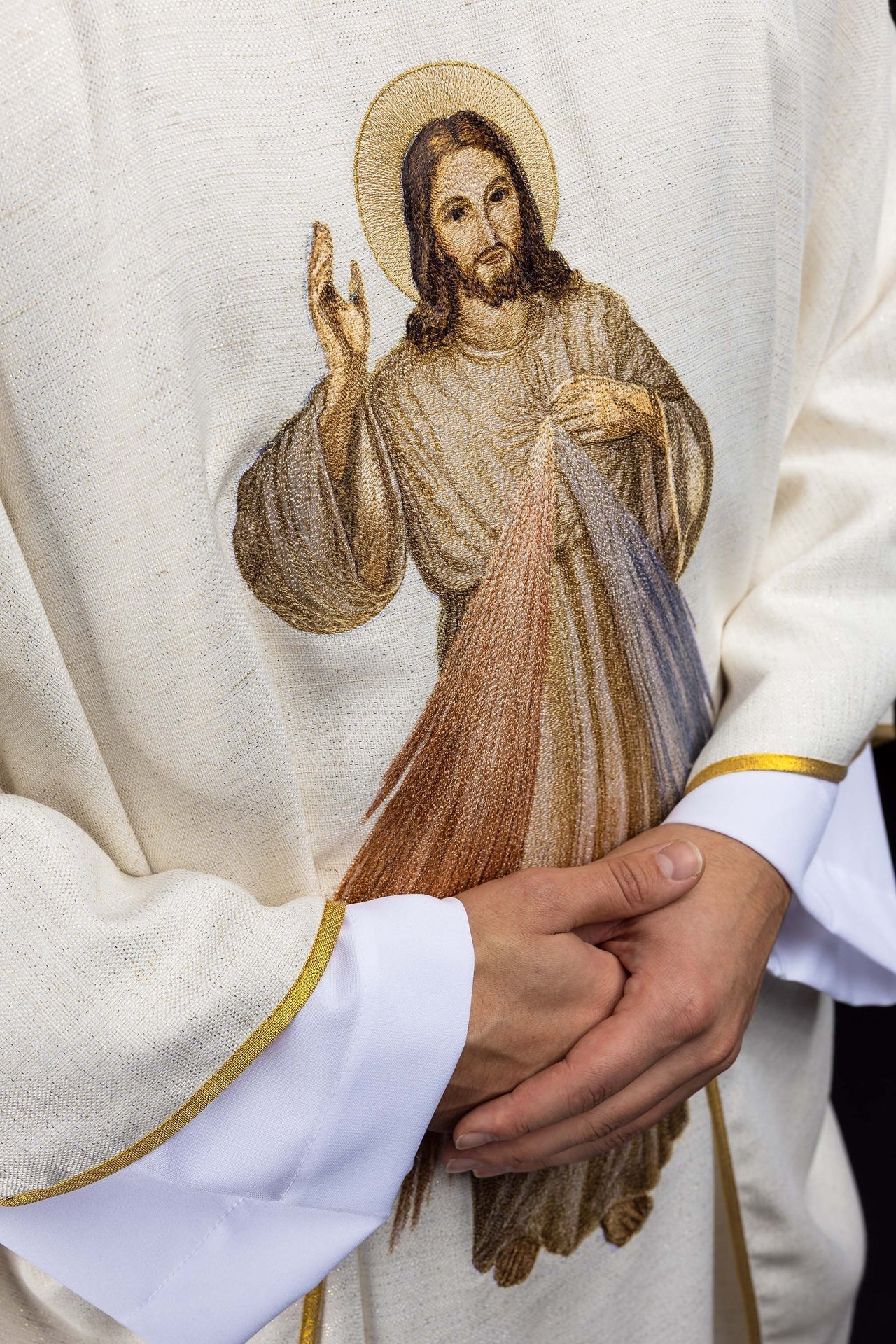 Casula bordada com imagem de Jesus Misericordioso creme