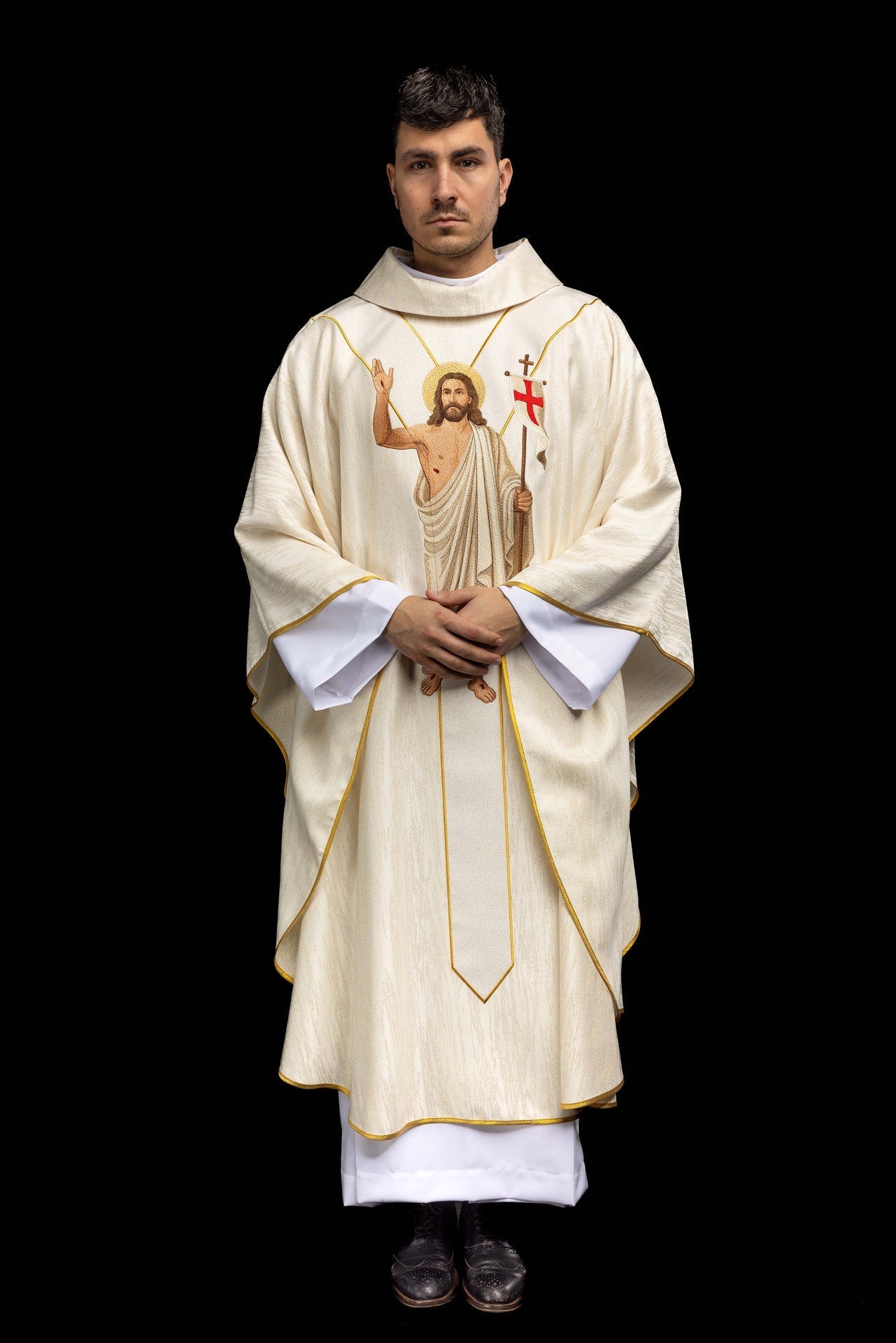 Casula bordada com imagem de Jesus Ressuscitado e Cordeiro Pascal - chasubles.com.br