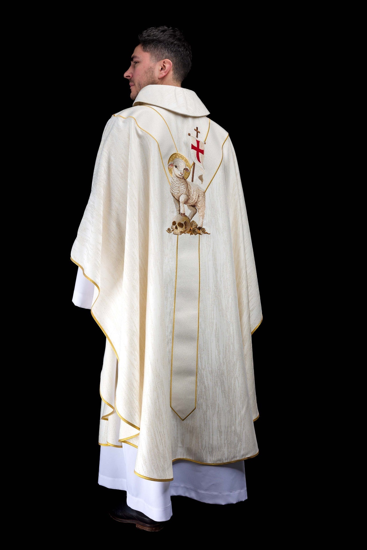 Casula bordada com imagem de Jesus Ressuscitado e Cordeiro Pascal - chasubles.com.br
