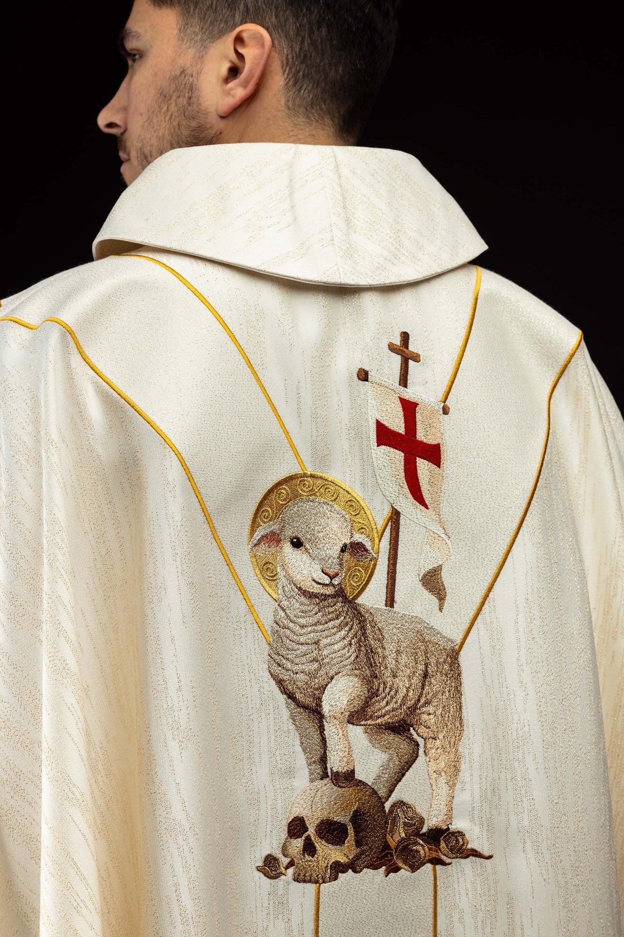 Casula bordada com imagem de Jesus Ressuscitado e Cordeiro Pascal - chasubles.com.br