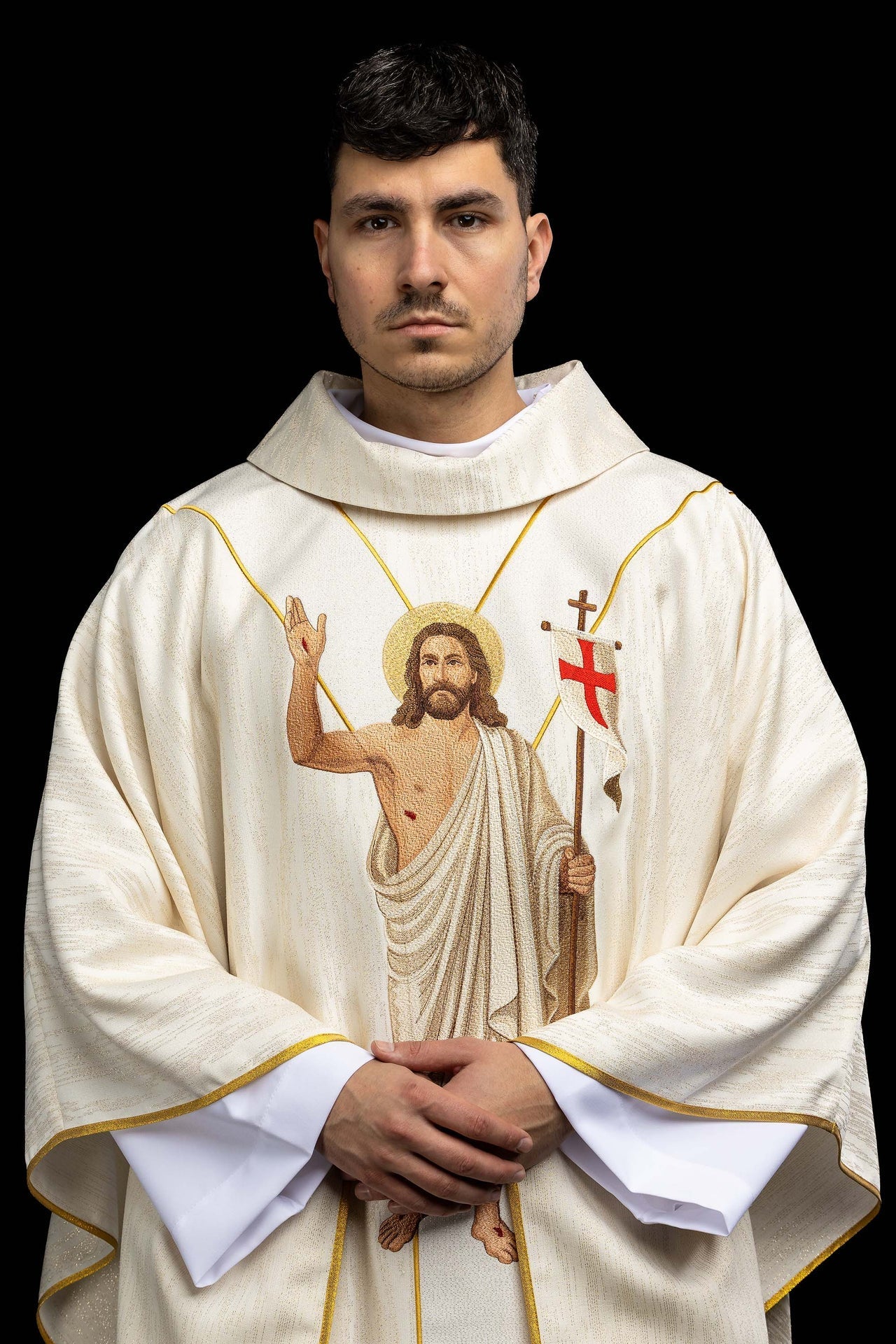 Casula bordada com imagem de Jesus Ressuscitado e Cordeiro Pascal - chasubles.com.br