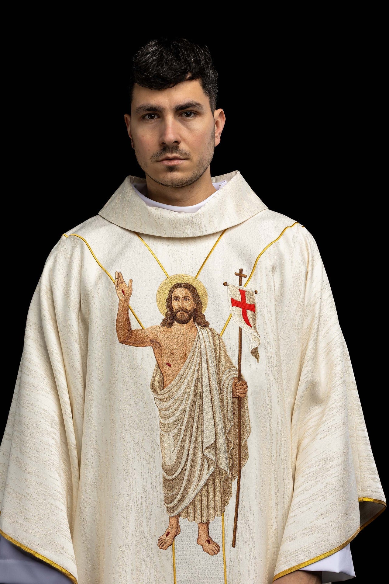 Casula bordada com imagem de Jesus Ressuscitado e Cordeiro Pascal - chasubles.com.br
