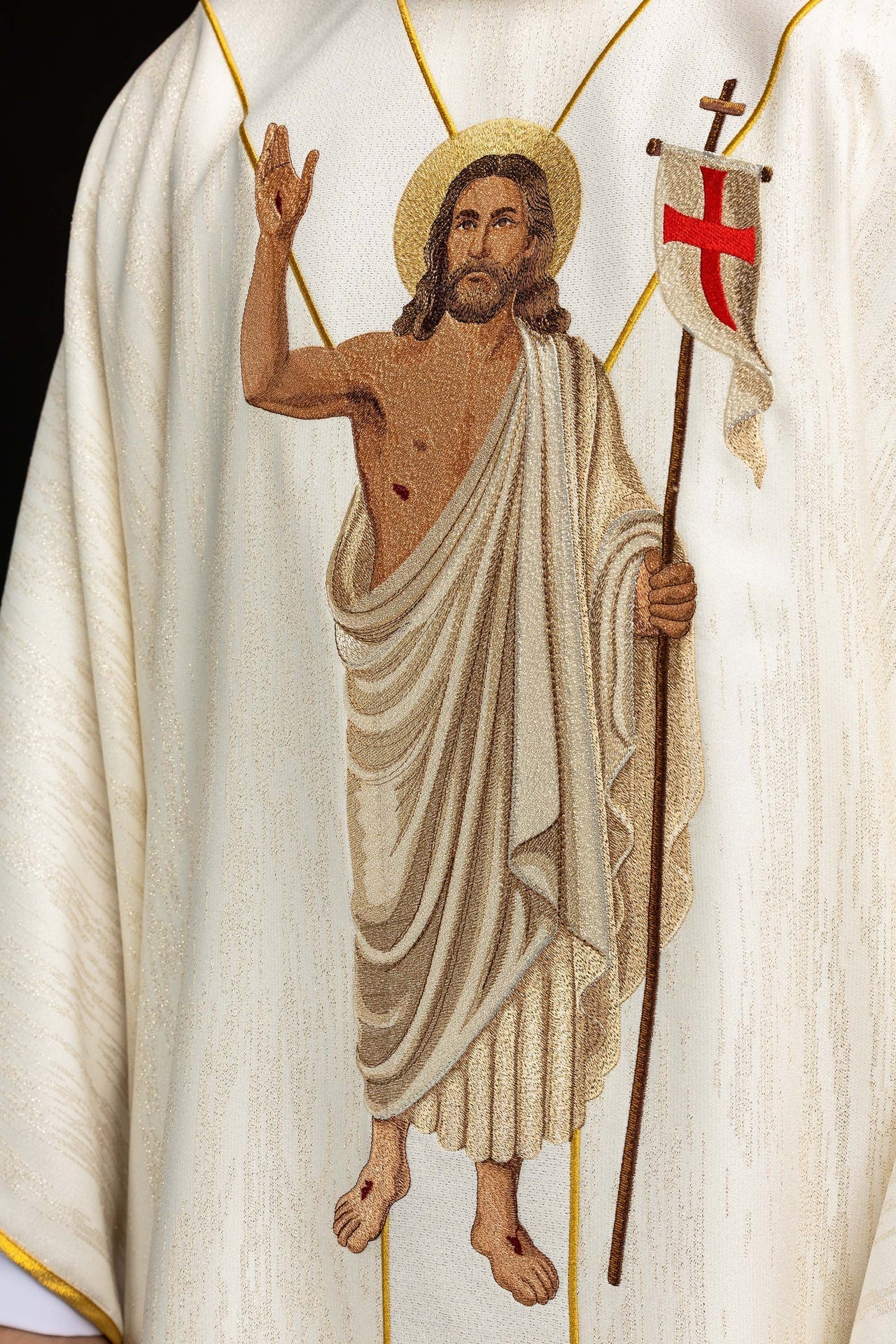 Casula bordada com imagem de Jesus Ressuscitado e Cordeiro Pascal - chasubles.com.br