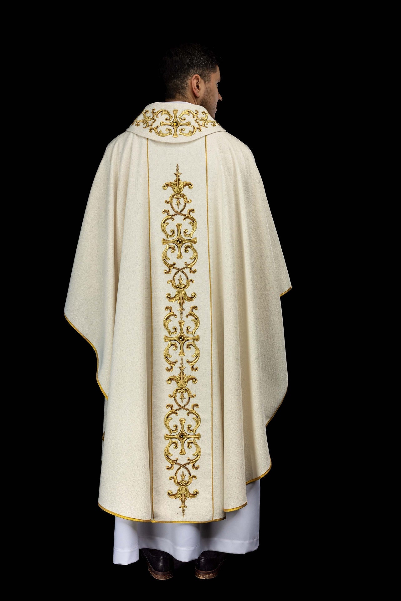 Casula creme com bordado de Nossa Senhora do Rosário e detalhes dourados.