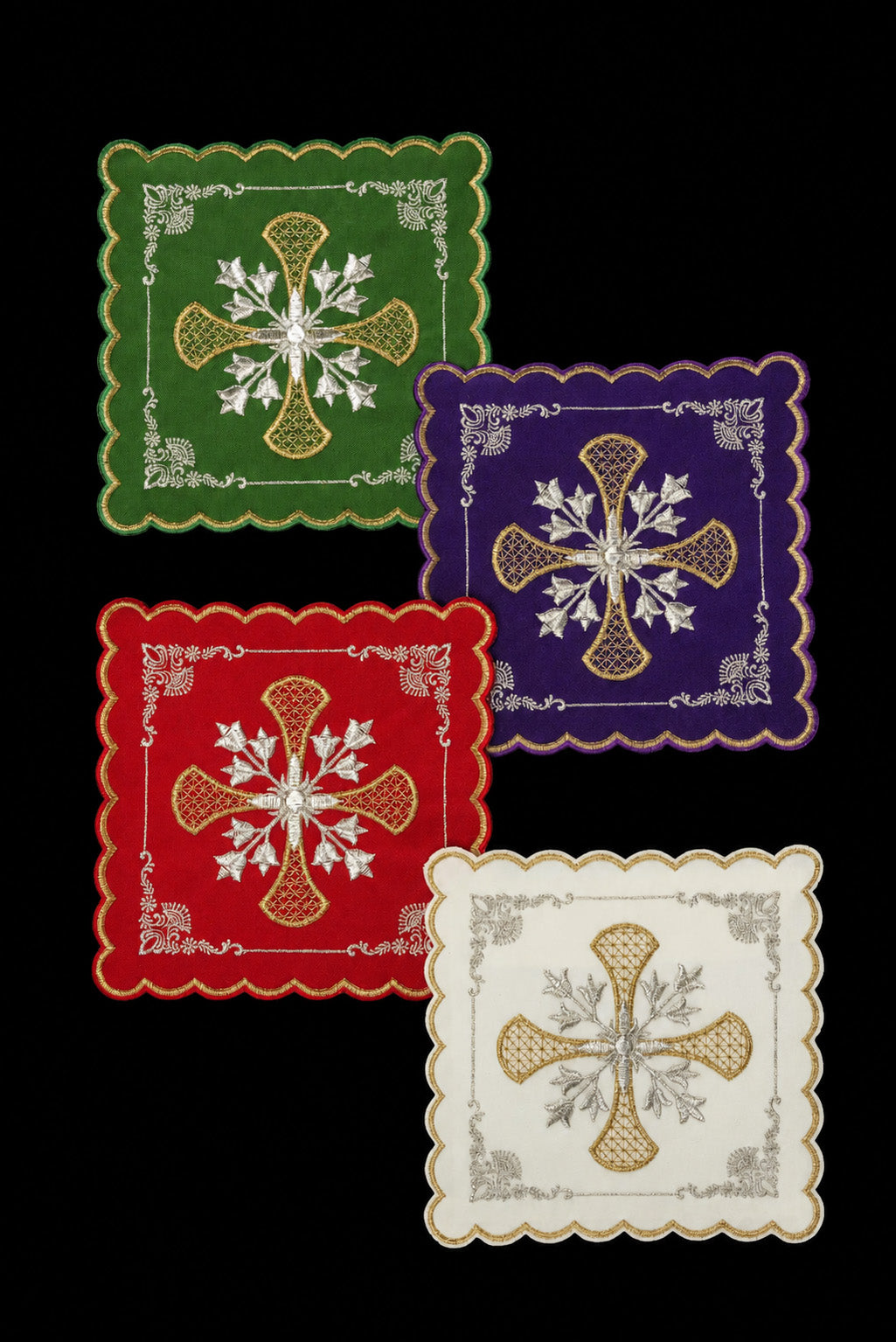 Conjunto de quatro palas de cálice com motivo de cruz bordado e ornamentos florais