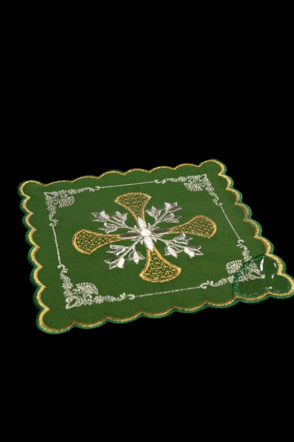 Conjunto de quatro palas de cálice com motivo de cruz bordado e ornamentos florais