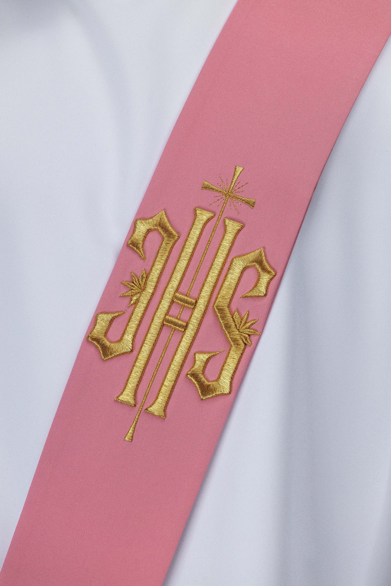 Estola diaconal bordada IHS com Cruz - chasubles.com.br