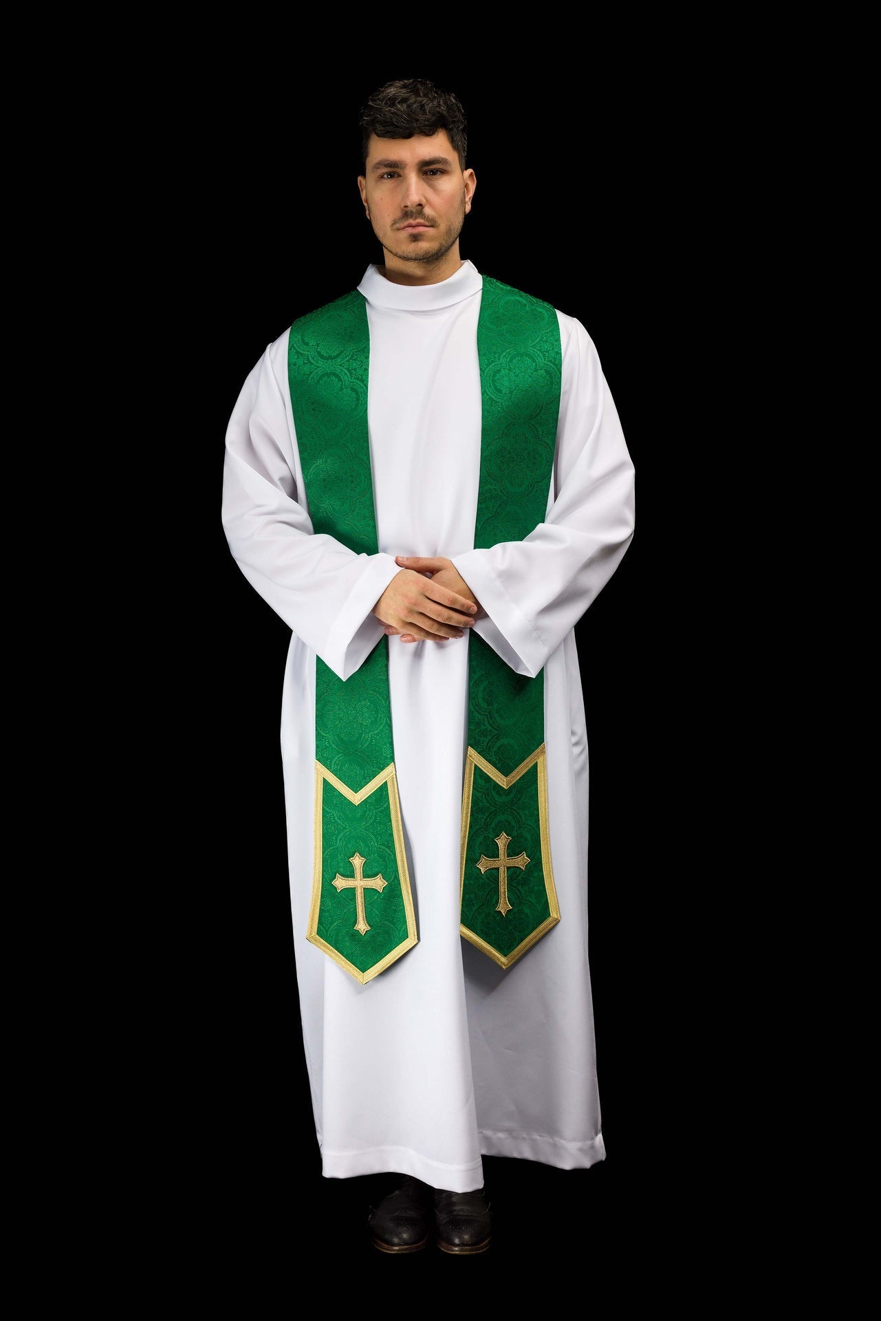 Estola sacerdotal verde com cruz bordada e fitas decorativas