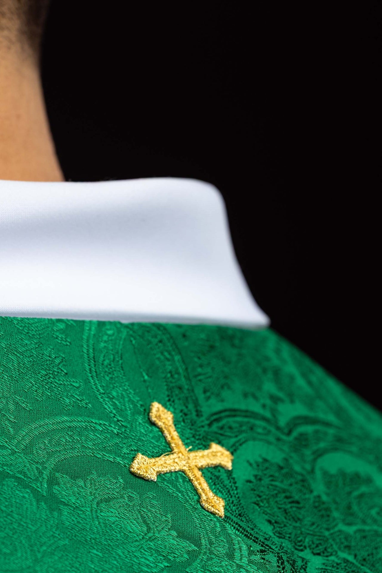 Estola sacerdotal verde com cruz bordada e fitas decorativas