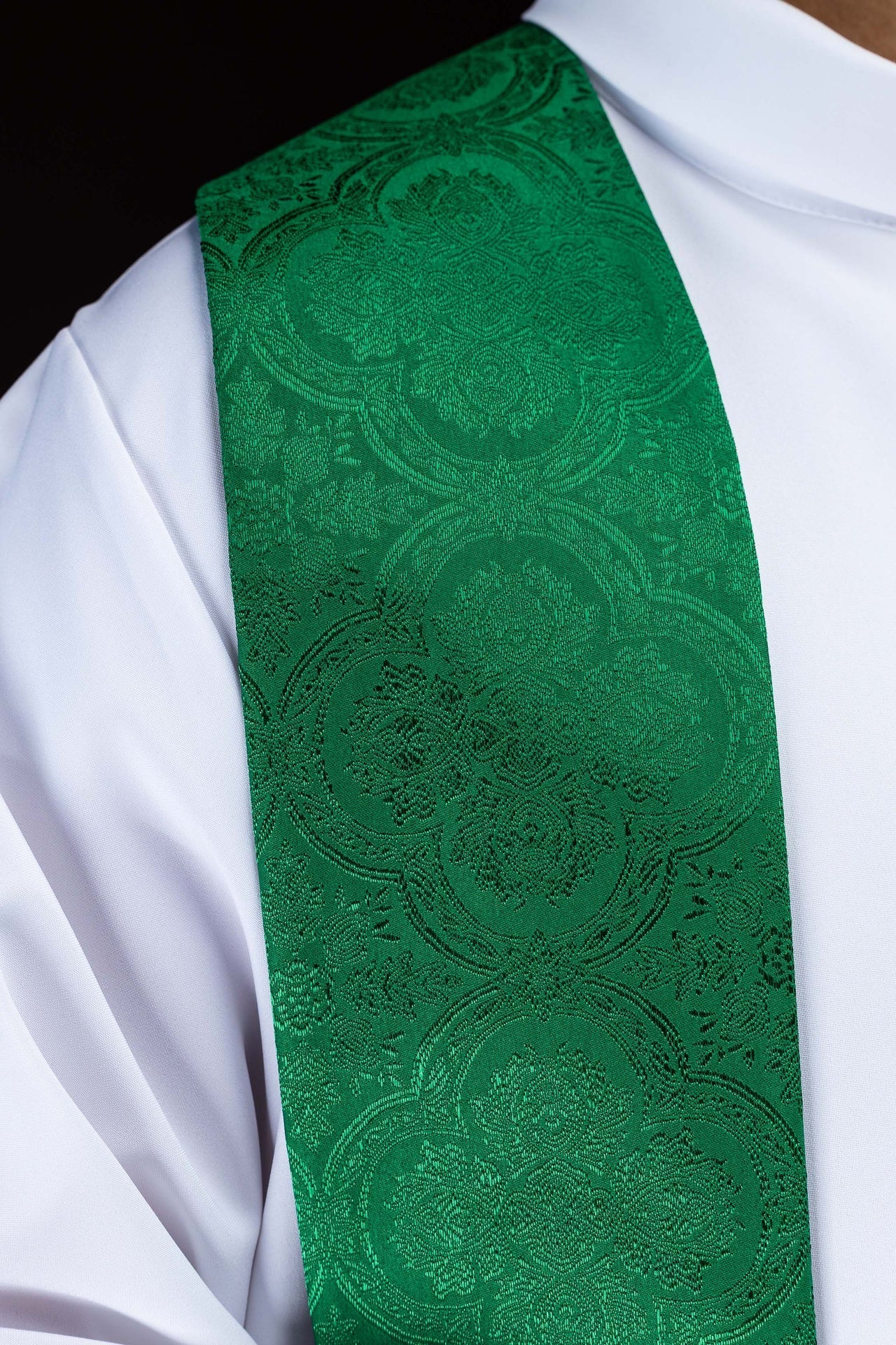 Estola sacerdotal verde com cruz bordada e fitas decorativas