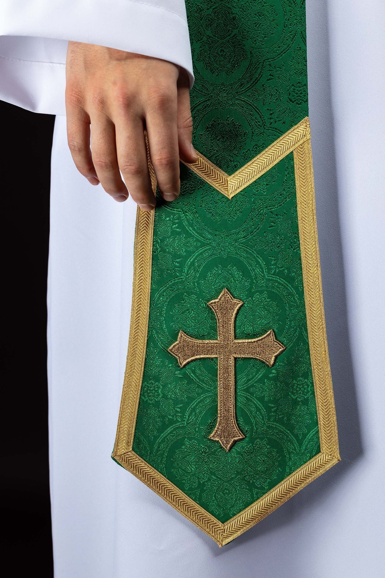 Estola sacerdotal verde com cruz bordada e fitas decorativas