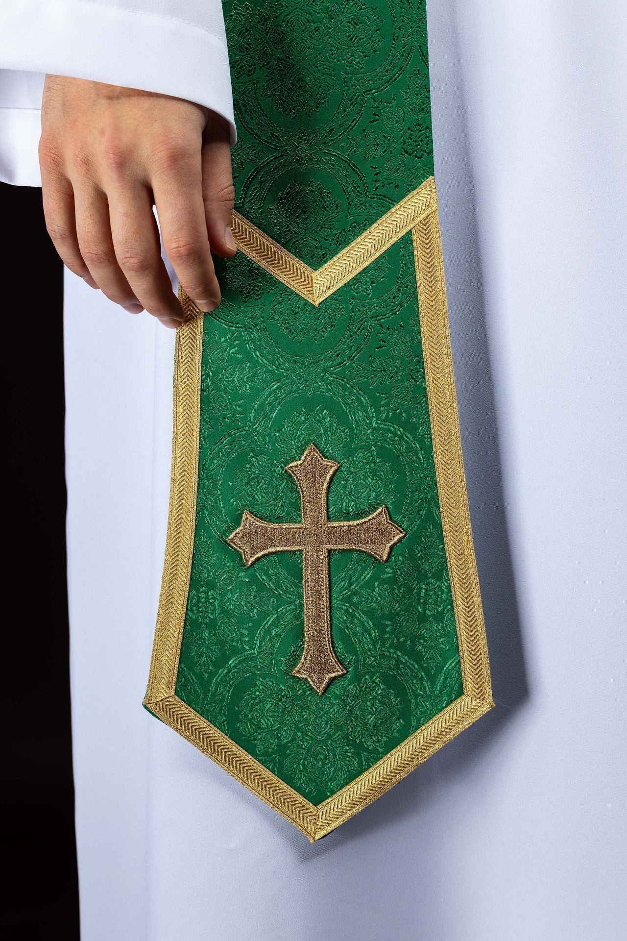 Estola sacerdotal verde com cruz bordada e fitas decorativas
