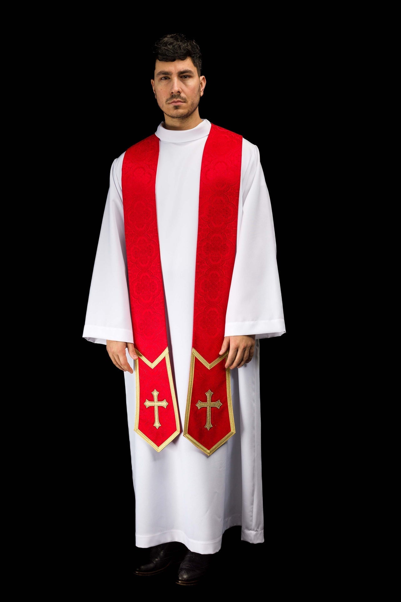 Estola bordada com motivo de Cruz em tecido jacquard vermelho