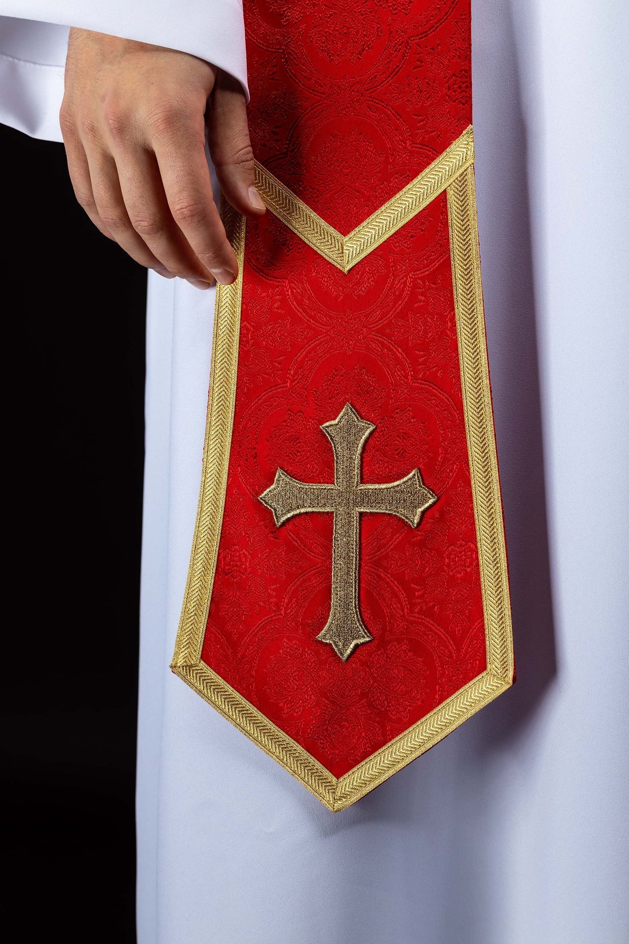 Estola bordada com motivo de Cruz em tecido jacquard vermelho