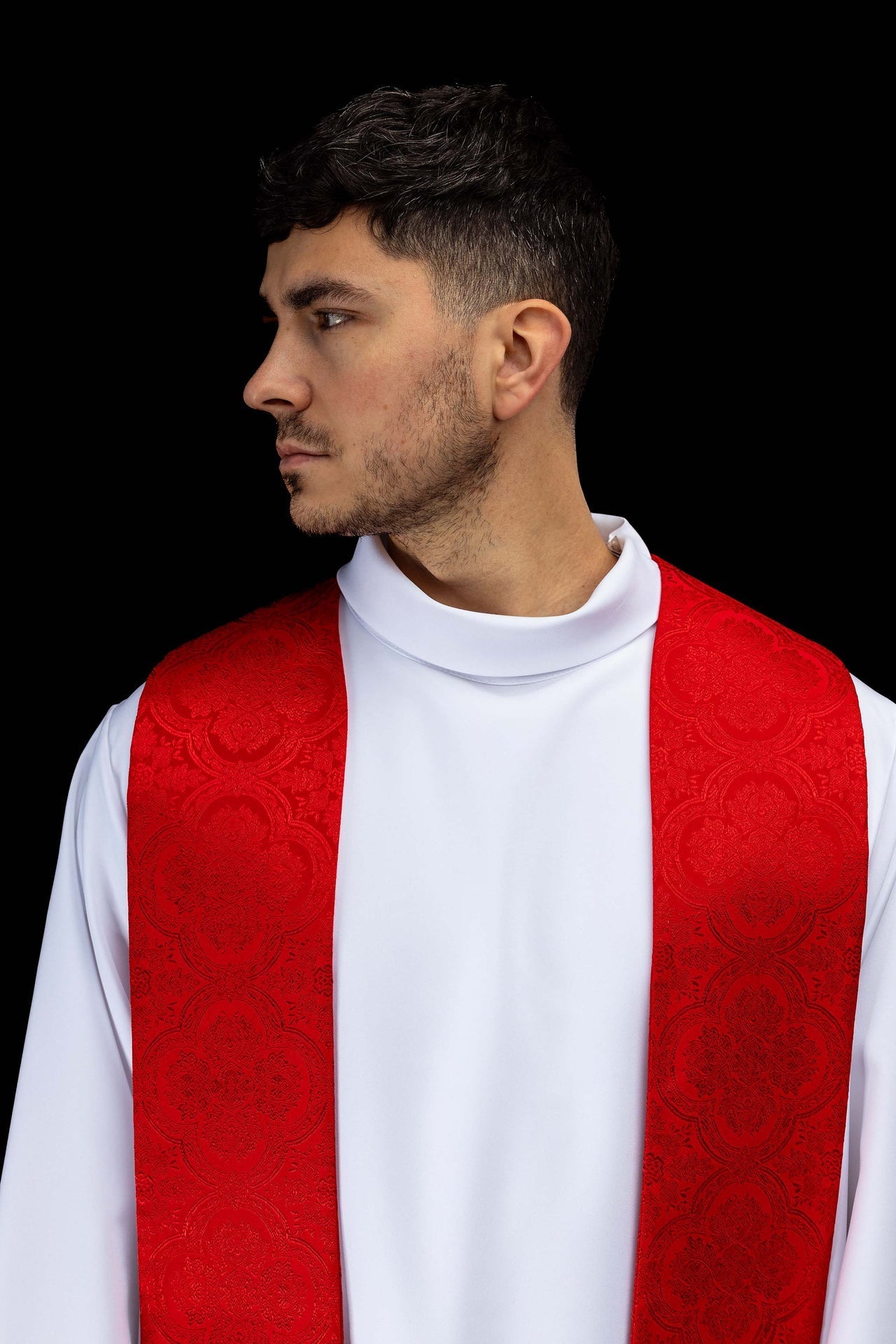 Estola bordada com motivo de Cruz em tecido jacquard vermelho