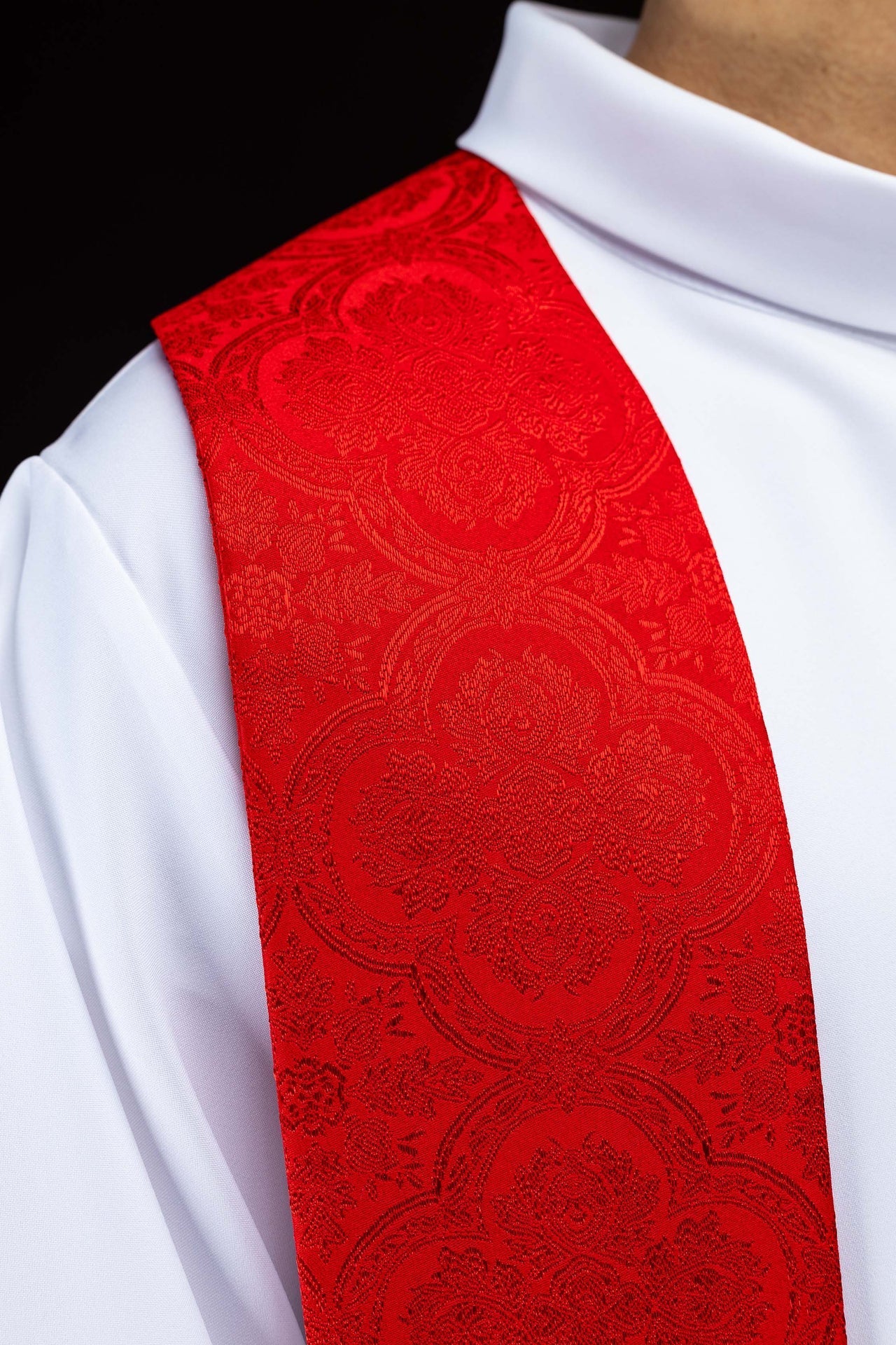Estola bordada com motivo de Cruz em tecido jacquard vermelho