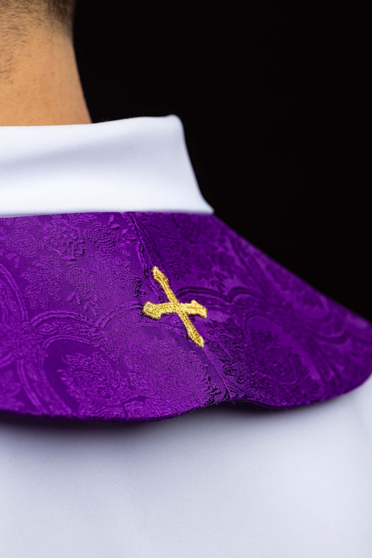 Estola bordada com motivo de Cruz, roxa, em tecido jacquard - chasubles.com.br