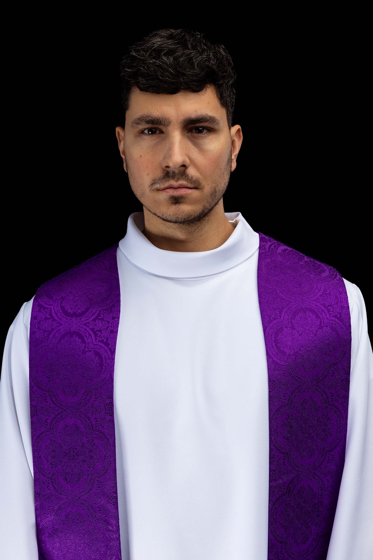 Estola bordada com motivo de Cruz, roxa, em tecido jacquard - chasubles.com.br