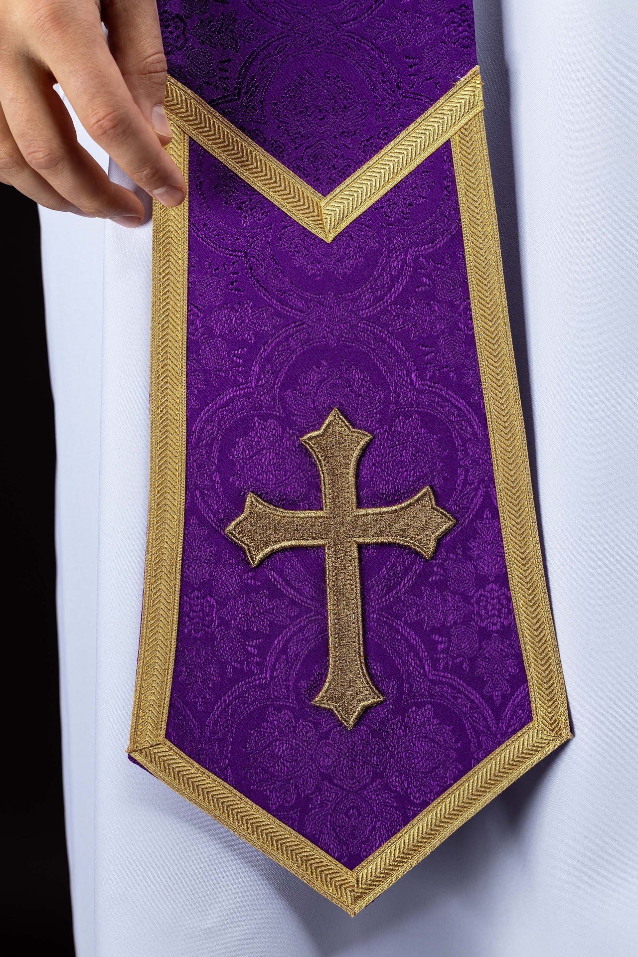Estola bordada com motivo de Cruz, roxa, em tecido jacquard - chasubles.com.br