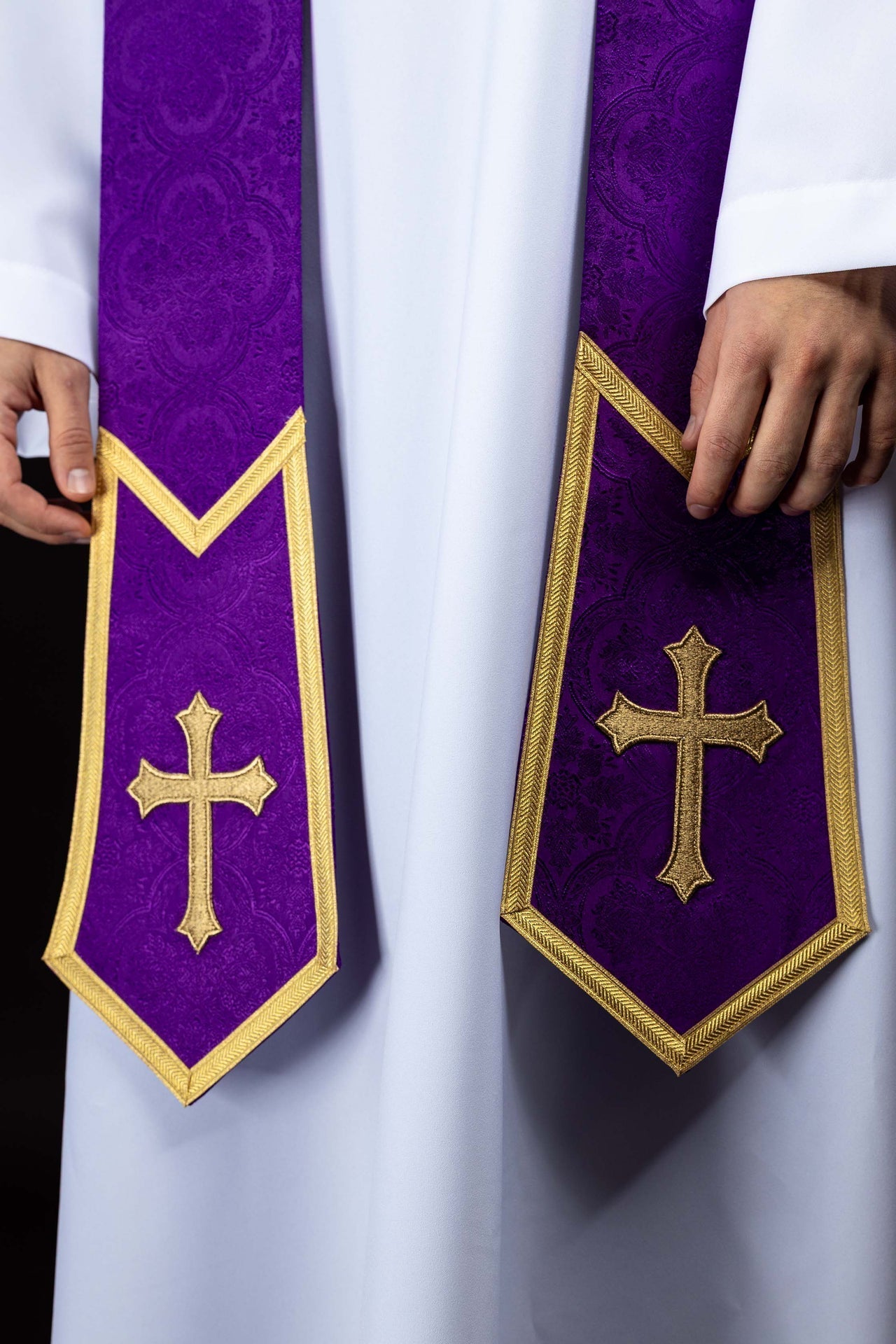 Estola bordada com motivo de Cruz, roxa, em tecido jacquard - chasubles.com.br