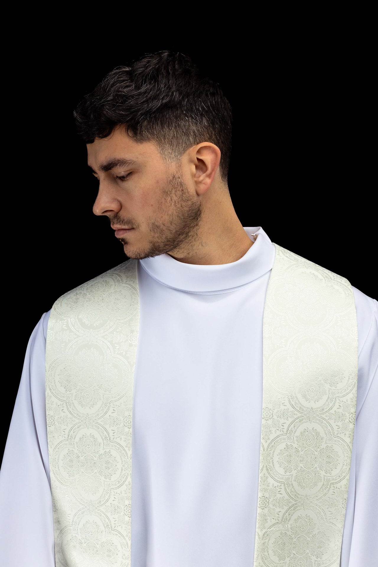Estola bordada com motivo de Cruz creme em tecido jacquard