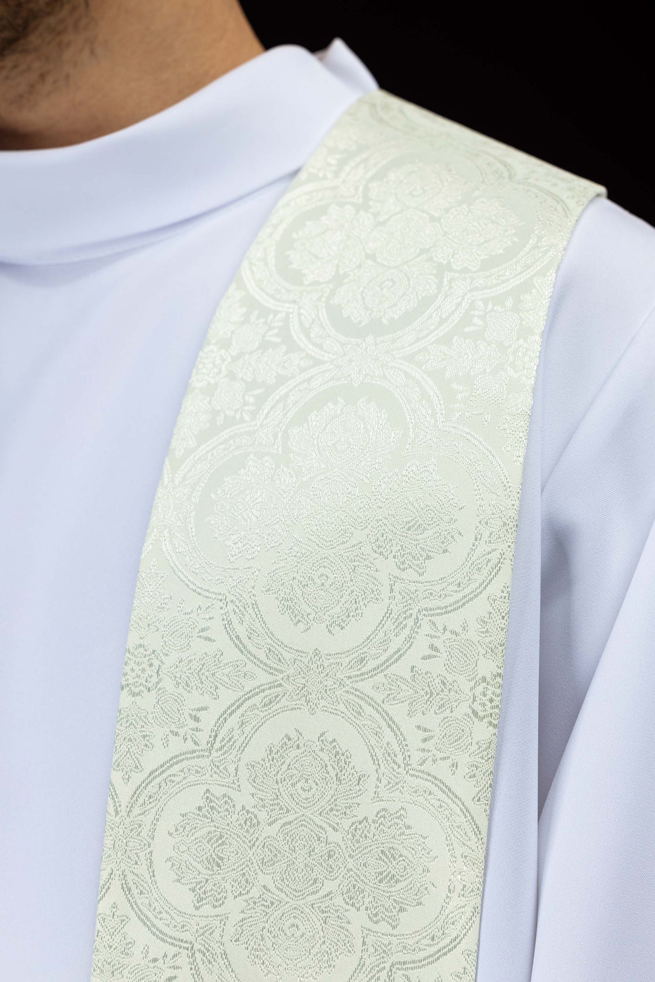 Estola bordada com motivo de Cruz creme em tecido jacquard