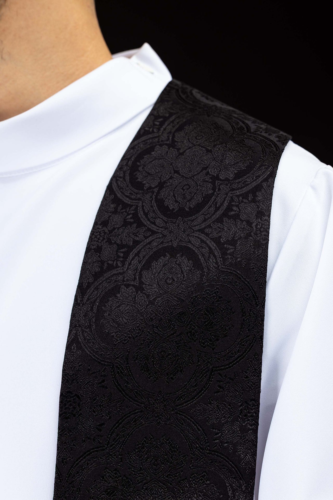 Estola bordada com motivo de Cruz preta em tecido jacquard - chasubles.com.br