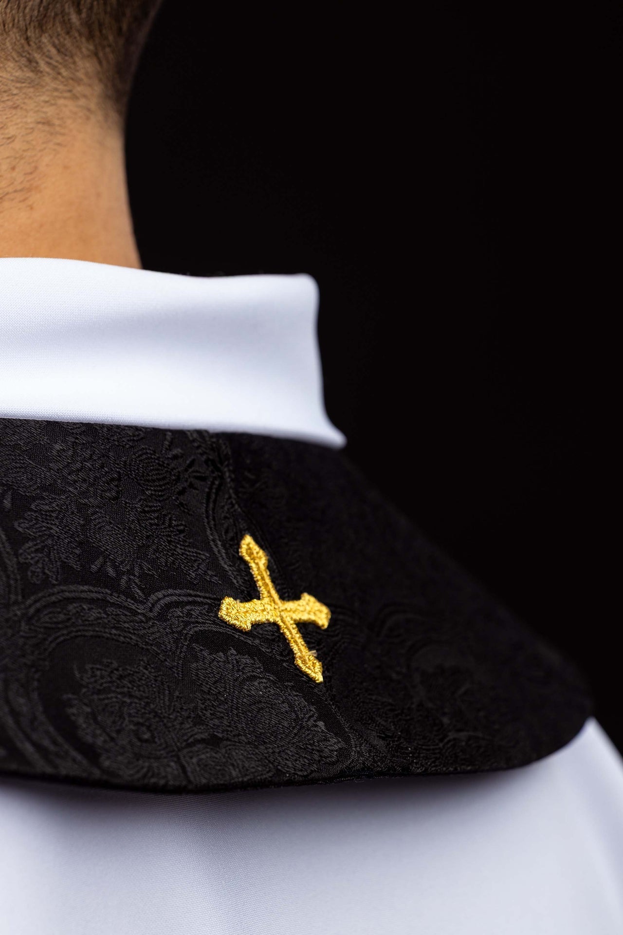 Estola bordada com motivo de Cruz preta em tecido jacquard - chasubles.com.br