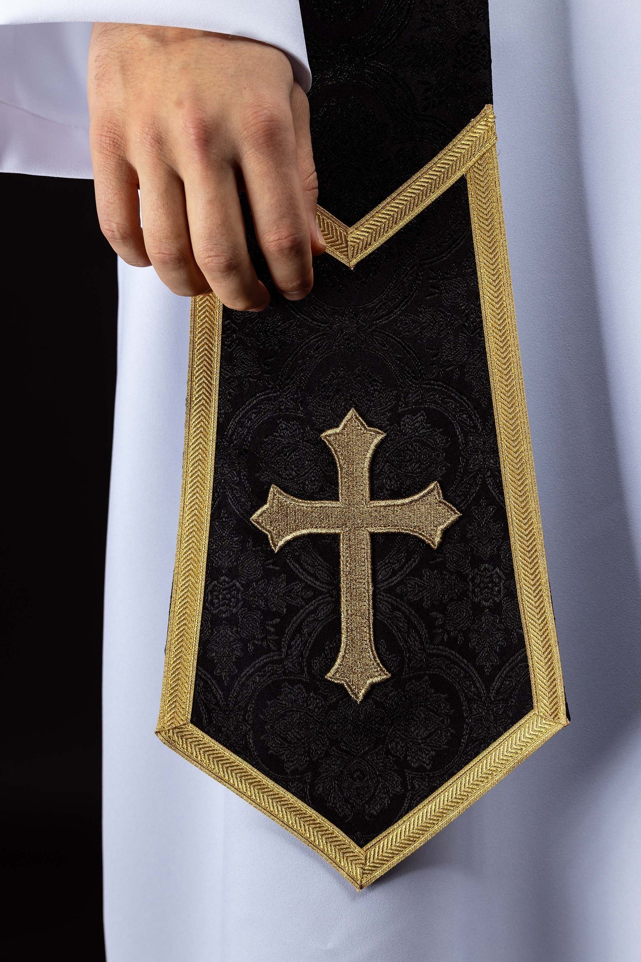 Estola bordada com motivo de Cruz preta em tecido jacquard - chasubles.com.br