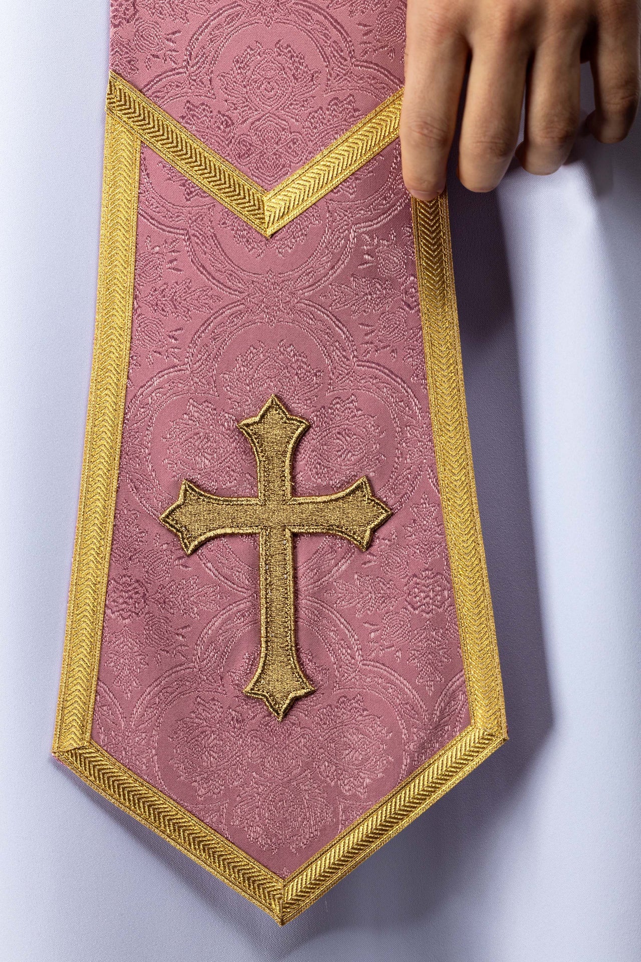 Estola rosa com bordado de cruz dourada em tecido jacquard