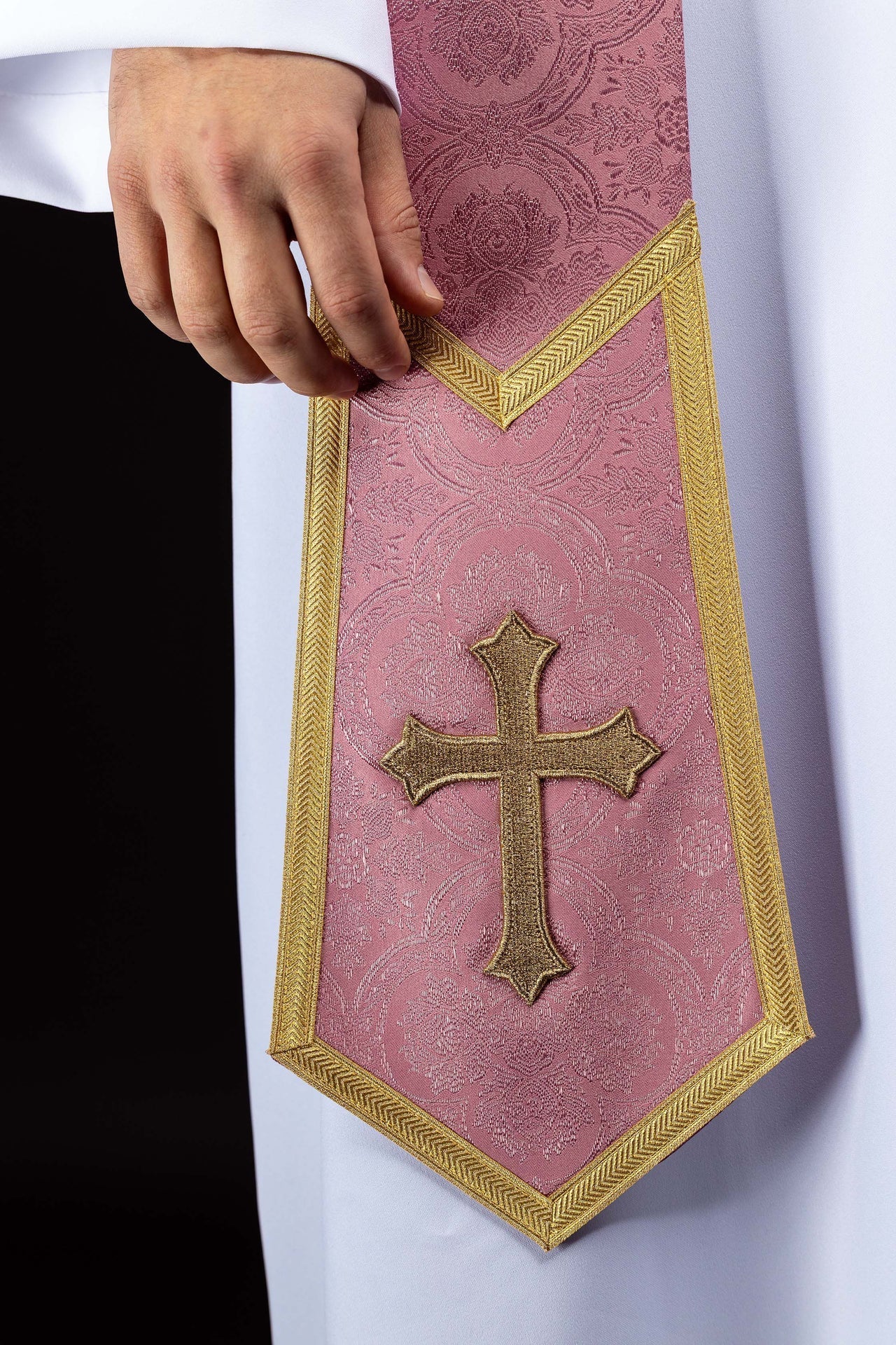 Estola rosa com bordado de cruz dourada em tecido jacquard